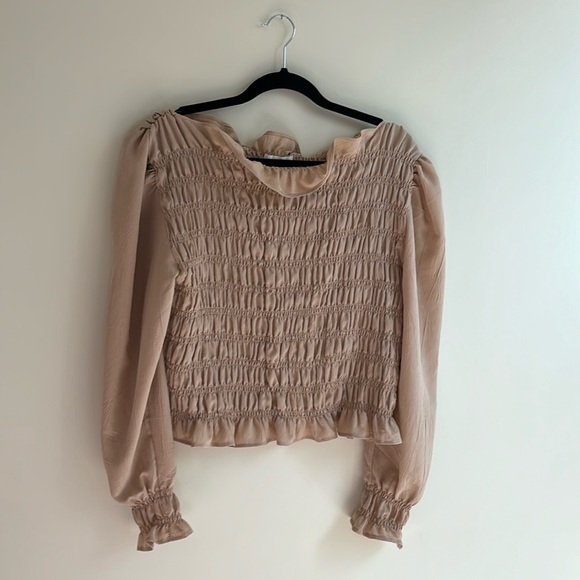H&M Puff-sleeved Smocked Blouse . - Picture 1 of 4